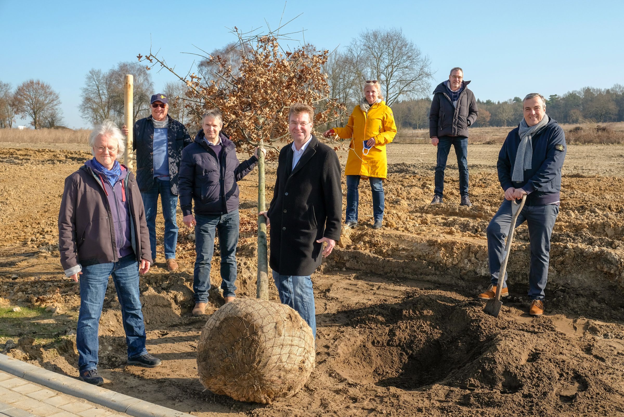 Sie pflanzten gemeinsam die erste Sumpf-Eiche (von links nach rechts): Jürgen Becker (Tutech Innovation GmbH), Ralf Verdieck (Verdieck-Stiftung), Bernhard von Ehren (Baumschule Lorenz von Ehren), Jens Wrede (WLH), Steffi Menge (Gymnasium am Kattenberge), Thomas Söller (Leiter Fachdienst StadtGrün, Buchholz i.d.N.), René Meyer (WLH). (c) WLH Wirtschaftsförderung im Landkreis Harburg GmbH / Foto: Bianca Augustin