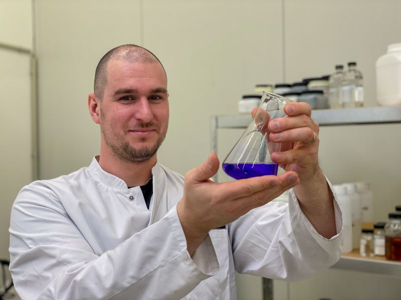 Waldemar Leibhahn, Gründer von ORGANIC POLYMER, in der Werkhalle des ISI-Zentrums in Buchholz. Foto (c) WLH Wirtschaftsförderung / Bianca Augustin