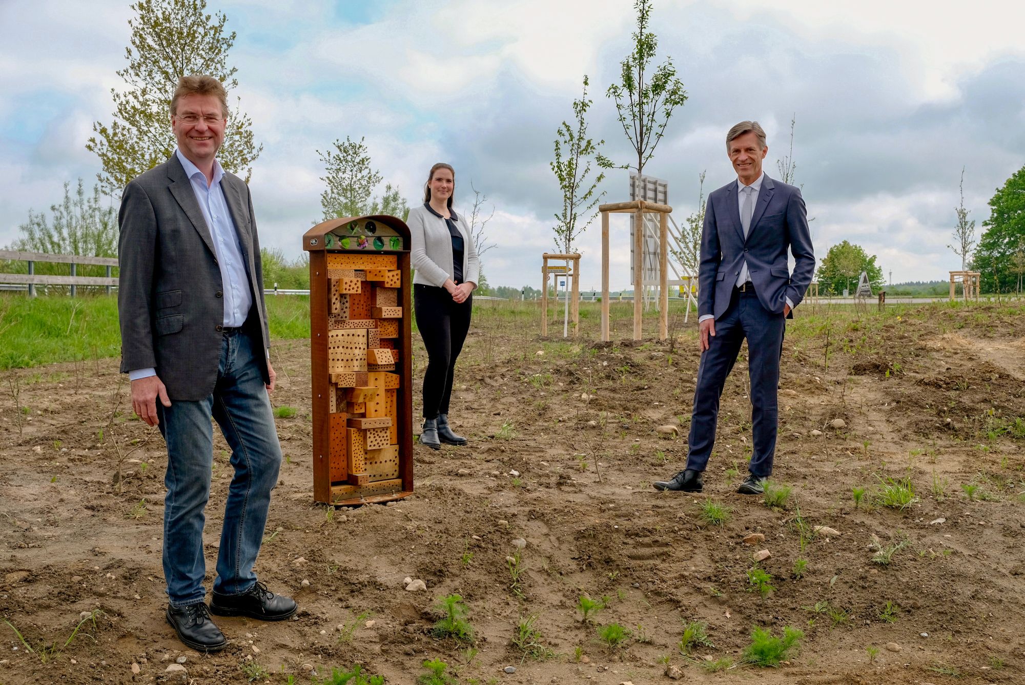 Trafen sich zum Rundgang durch die Grünflächen im TIP Innovationspark Nordheide (v. l.): Jens Wrede, Geschäftsführer der WLH Wirtschaftsförderung im Landkreis Harburg GmbH, Jennifer Coordes, Projektmanagerin Innovation bei der WLH, sowie Bürgermeister Jan-Hendrik Röhse – hier an einem der Insektenhotels. Foto: © WLH