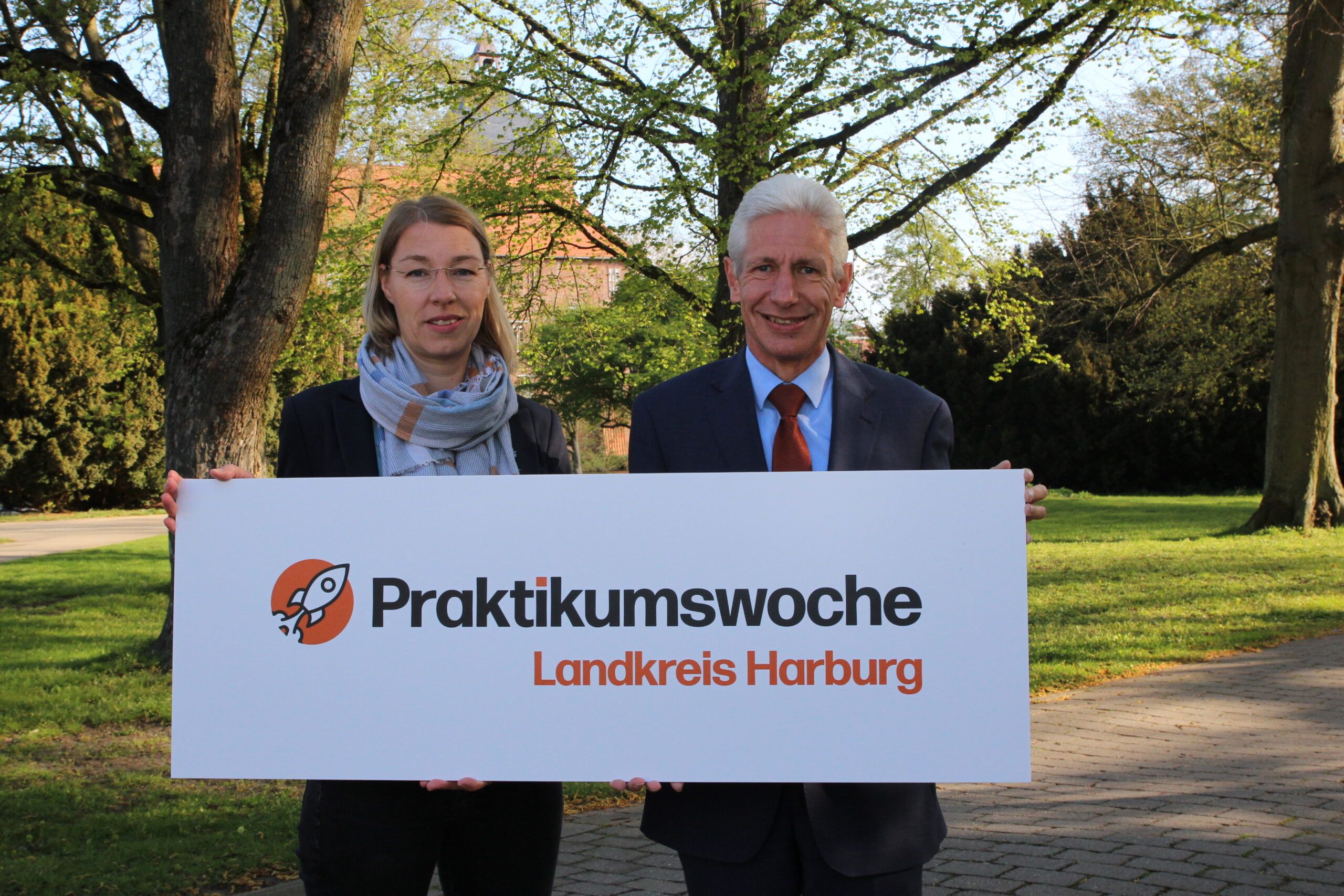 Foto ©Landkreis Harburg: Bildungsmanagerin Andrea Paschke und Landrat Rainer Rempe laden junge Menschen dazu ein, bei der Praktikumswoche Berufe und Unternehmen kennenzulernen.