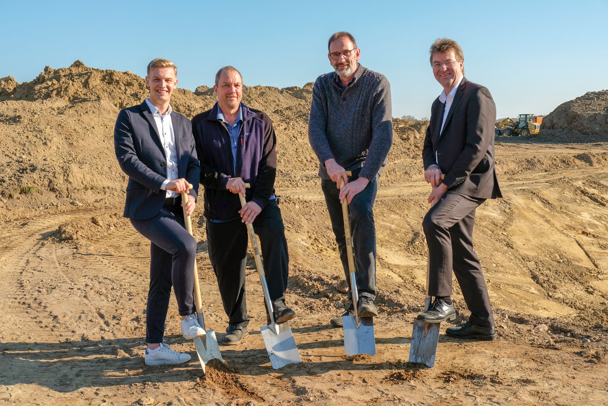 Beim symbolischen Spatenstich vor Ort im neuen Gewerbegebiet in Brackel (v. r. n. l.): Jens Wrede, Geschäftsführer der WLH Wirtschaftsförderung im Landkreis Harburg GmbH, Bürgermeister Dirk Schierhorn, Detlef Meyer, Vorsitzender des Bauausschusses, Niklas Waetcke, WLH-Projektleiter. © WLH Wirtschaftsförderung / Bianca Augustin