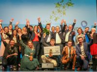 Gruppenbild mit den diesjährigen Gewinnern des Gründungspreises im Landkreis Harburg (vordere Reihe von links): Frank Prohl (Der Heideröster, Publikumspreisträger), Marina Herter (Häppysnäx, 3. Platz), Luk Boving (Dr.Ohnen Praxis, 1. Platz) sowie Florian Schampel und Tim Janis Köhler (SE Innovate GmbH – Edlich & Habel, 2. Platz). Ebenso mit auf dem Bild: Die Gratulanten des Abends, Vize-Landrätin Anette Randt (rechts) und das Team der WLH Wirtschaftsförderung im Landkreis Harburg. © WLH Wirtschaftsförderung im Landkreis Harburg