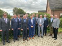 Foto: Im Rahmen der Landrätekonferenz der Region Lüneburg in Celle begrüßen Rainer Rempe (4. v. li.) und seine Landratskollegen den zukünftigen Geschäftsführer der neuen Innovationsagentur, Thomas Knaack (2. v .li.). Zukünftiger Aufsichtsratsvorsitzender wird Landrat Bernd Lütjen aus dem Landkreis Osterholz (4. v. re.) (c) Landkreis Celle