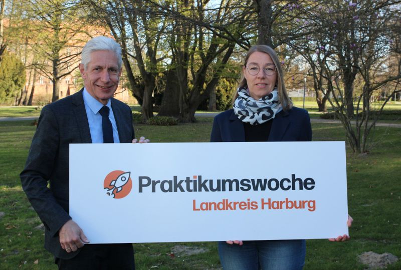 Bildungsmanagerin Andrea Paschke und Landrat Rainer Rempe rufen zur Teilnahme an der Praktikumswoche auf. Foto ©Landkreis Harburg