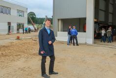Geschäftsführer Alexander Wilhelm auf der Baustelle im TIP Innovationspark Nordheide.  (c) WLH Wirtschaftsförderung im Landkreis Harburg GmbH