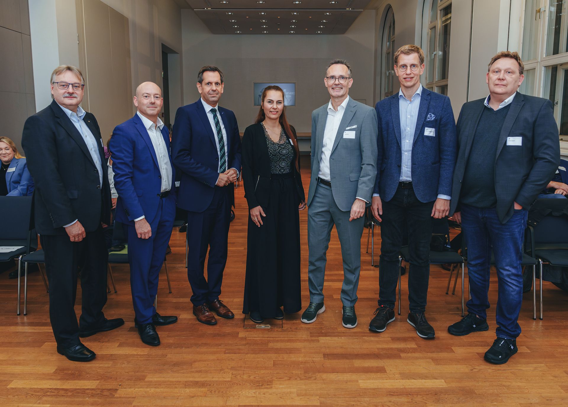 Thomas Friedrichs (Vorstand VTN, von links), Mario Leupold (2. Vorsitzender Vorstand VTN), Olaf Lies (Minister), Anne Hoffmann (Vorstand VTN), Jürgen Bath (1. Vorsitzender Vorstand VTN), Prof. Dr. Bastian Halecker (Speaker) und Stefan Neuland (Vorstand VTN)