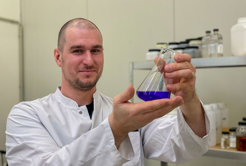 Waldemar Leibhahn, Gründer von ORGANIC POLYMER, in der Werkhalle des ISI-Zentrums in Buchholz. Foto (c) WLH Wirtschaftsförderung / Bianca Augustin