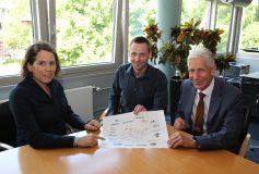 Landrat Rainer Rempe (rechts) sowie Thomas Nordmann und Metje Gödecke von der Stabsstelle Kreisentwicklung / Wirtschaftsförderung laden zur Teilnahme am Tag der Wirtschaft ein. (c) Landkreis Harburg