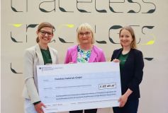 Die parlamentarische Staatssekretärin Dr. Bettina Hoffmann (Mitte) mit den traceless-Gründerinnen Johanna Baare (links) and Anne Lamp (rechts).