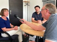 Evelyn Stegmann, Projektleiterin USIN5G beim Landkreis Harburg und Dr. Timo Maurer, Innovationsmanager bei der WLH Wirtschaftsförderung im Landkreis Harburg GmbH im Gespräch mit Wolfgang Laudan von Radio Zusa. Foto: WLH / Bianca Augustin