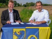 Trafen sich zur Vertragsunterzeichnung vor Ort: Bürgermeister Roland Waltereit (r.) und WLH-Geschäftsführer Jens Wrede. © WLH Wirtschaftsförderung im Landkreis Harburg GmbH