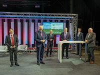 Foto © WLH Wirtschaftsförderung im Landkreis Harburg GmbH: Sie stellten die Pläne für das „5G-Scenario-Lab“ vor (v. l.): Prof. Dr. Paul Drews (Leuphana Universität), Minister Björn Thümler, Landrat Rainer Rempe, Minister Dr. Bernd Althusmann, WLH-Geschäftsführer Jens Wrede sowie Heiner Schönecke, Mitglied des niedersächsischen Landtages.