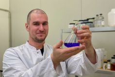 Waldemar Leibhahn, Gründer von ORGANIC POLYMER, in der Werkhalle des ISI-Zentrums in Buchholz. Foto (c) WLH Wirtschaftsförderung / Bianca Augustin