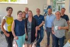 Das WLH-Gründungsnetzwerk ist keine feste Organisation, sondern ein Kreis von Aktiven Personen und Institutionen in dem Gründerökosystem, die beständig Gründer:innen und Startups aus der Region mit Beratung und Kontakten unterstützen. Hier im Bild: Christine Benecke, Mareike Lippmann, Günter Salewski, Sandra Differt, Jens Wrede, Carsten Wille, Kilian Böse, Sven Heitmann, Wolfgang Droste, Kerstin Helm.