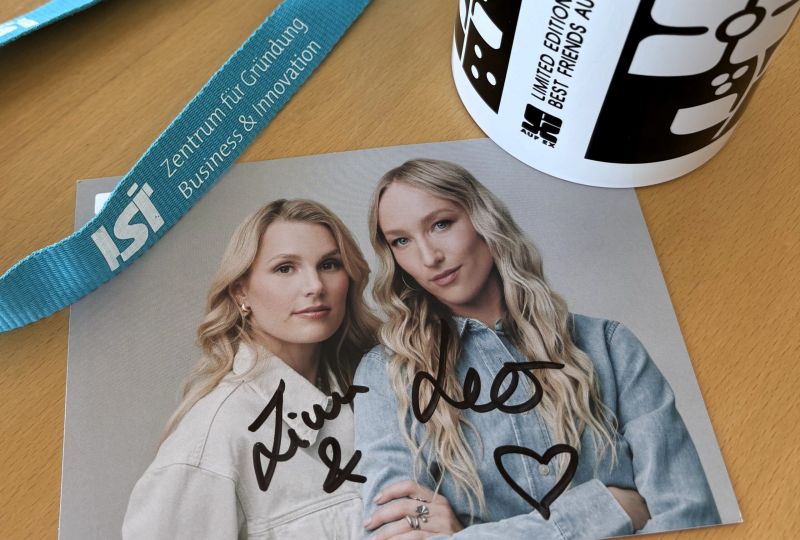 Eine Autogrammkarte von Linn und Lea, erfolgreich mit Podcastformaten wie "Mord auf Ex".