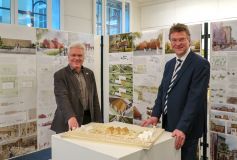 Setzen sich mit Fachinformationen gemeinsam für innovatives und klimagerechtes Bauen ein: Prof. Dr.-Ing. Ingo Hadrych (l.), Präsident der hochschule 21, und Jens Wrede, Geschäftsführer der WLH Wirtschaftsförderung im Landkreis Harburg GmbH. Foto: WLH
