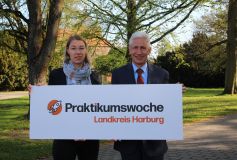 Foto ©Landkreis Harburg: Bildungsmanagerin Andrea Paschke und Landrat Rainer Rempe laden junge Menschen dazu ein, bei der Praktikumswoche Berufe und Unternehmen kennenzulernen.