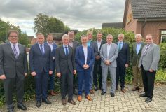 Foto: Im Rahmen der Landrätekonferenz der Region Lüneburg in Celle begrüßen Rainer Rempe (4. v. li.) und seine Landratskollegen den zukünftigen Geschäftsführer der neuen Innovationsagentur, Thomas Knaack (2. v .li.). Zukünftiger Aufsichtsratsvorsitzender wird Landrat Bernd Lütjen aus dem Landkreis Osterholz (4. v. re.) (c) Landkreis Celle