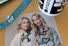 Eine Autogrammkarte von Linn und Lea, erfolgreich mit Podcastformaten wie "Mord auf Ex".