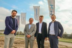 WLH-Innovationsmanager Dr. Timo Maurer (v.l.), PHWT-Präsident Prof. Dr. Dennis De, WLH-Geschäftsführer Jens Wrede und Prof. Dr. Christian Lauter im TIP Innovationspark Nordheide (Buchholz), dem neuen Satellitenstandort für den „DigitalOrbIT“. (c) WLH Wirtschaftsförderung