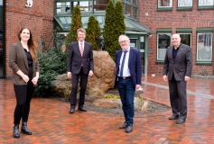 Die neue Ansprechpartnerin für Wirtschaftsförderung in der Gemeinde Neu Wulmstorf, Jennifer Coordes (v. l.), mit WLH-Geschäftsführer Jens Wrede, Bürgermeister Wolf-Egbert Rosenzweig und Thomas Saunus, Fachbereichsleiter Ortsentwicklung und Immobilienwirtschaft.  © Gemeinde Neu Wulmstorf/WLH