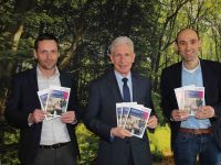 Inhaltlich erarbeitet haben den Fachkräftereport Bildungsmonitorer Dr. Duncan Cooper (r.) und Wirtschaftsförderer Thomas Nordmann (l.). Gemeinsam mit Landrat Rainer Rempe stellten sie den Report vor. (c) Landkreis Harburg