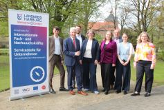 Den Startschuss für das Welcome Center Landkreis Harburg geben (von links) Dr. Alexander Stark, Landrat Rainer Rempe, Stefan Baumann, Anke von Fintel, Dr. Katharina Rogge-Balke, Uwe Mylius, Clara Kohlstedt und Ulrike Kessler.