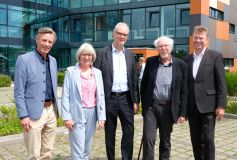 Wegbereiter und Wegbegleiter des ISI-Zentrums (v. r. n. l.): Jens Wrede, Geschäftsführer der WLH, Wilfried Seyer, ehemaliger WLH-Geschäftsführer und Initiator des ISI, WLH-Aufsichtsratsvorsitzender Manfred Cohrs, die stellvertretende Landrätin Anette Randt und Bürgermeister Jan-Hendrik Röhse.