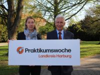 Foto ©Landkreis Harburg: Bildungsmanagerin Andrea Paschke und Landrat Rainer Rempe laden junge Menschen dazu ein, bei der Praktikumswoche Berufe und Unternehmen kennenzulernen.