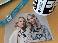 Eine Autogrammkarte von Linn und Lea, erfolgreich mit Podcastformaten wie "Mord auf Ex".
