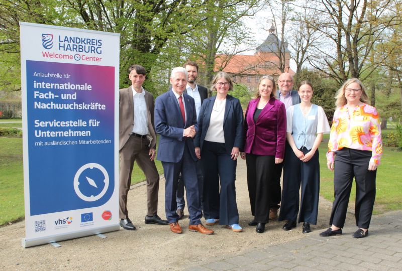 Den Startschuss für das Welcome Center Landkreis Harburg geben (von links) Dr. Alexander Stark, Landrat Rainer Rempe, Stefan Baumann, Anke von Fintel, Dr. Katharina Rogge-Balke, Uwe Mylius, Clara Kohlstedt und Ulrike Kessler.
